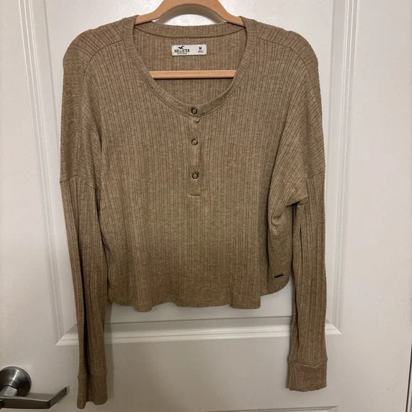 Neutral Button Top - Picture 2 of 3